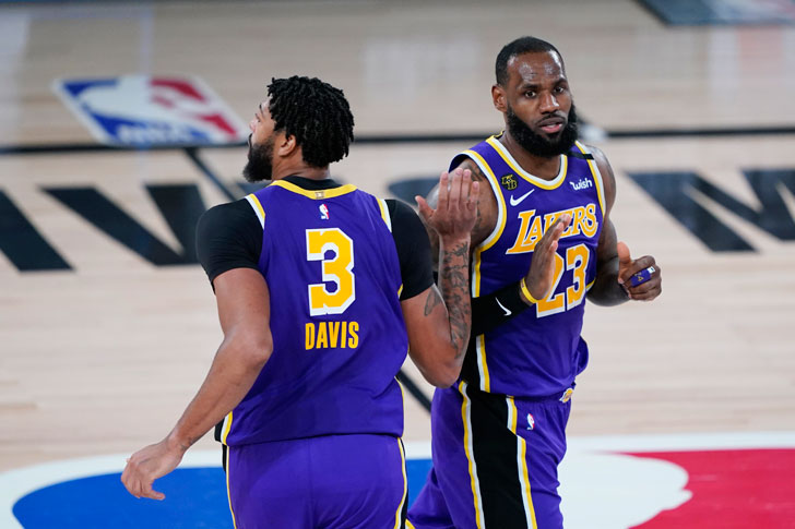 James with his Lakers teammates