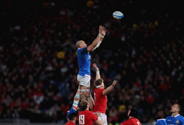 Sergio Parisse in action for Italy.
